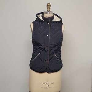 Ci Sono black quilted vest with faux fur hood and lining. Size small